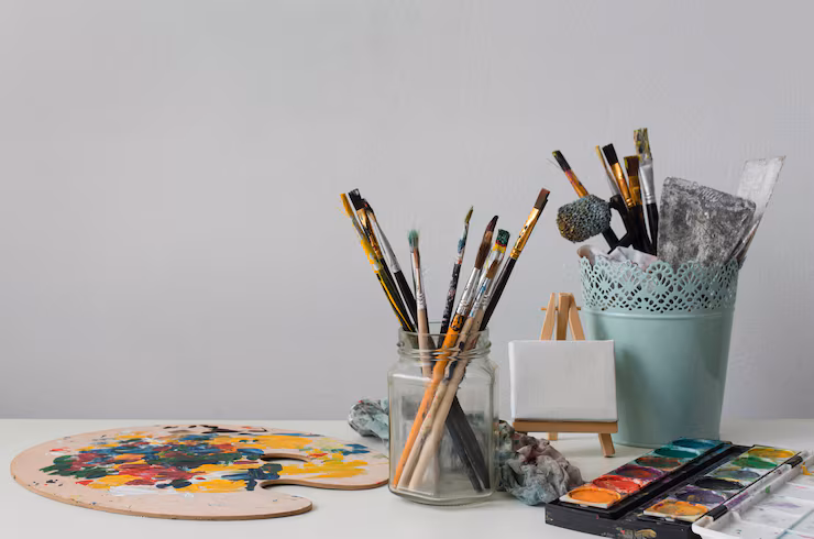 Materiales de dibujo profesionales: lápices, carboncillos y papel de alta calidad